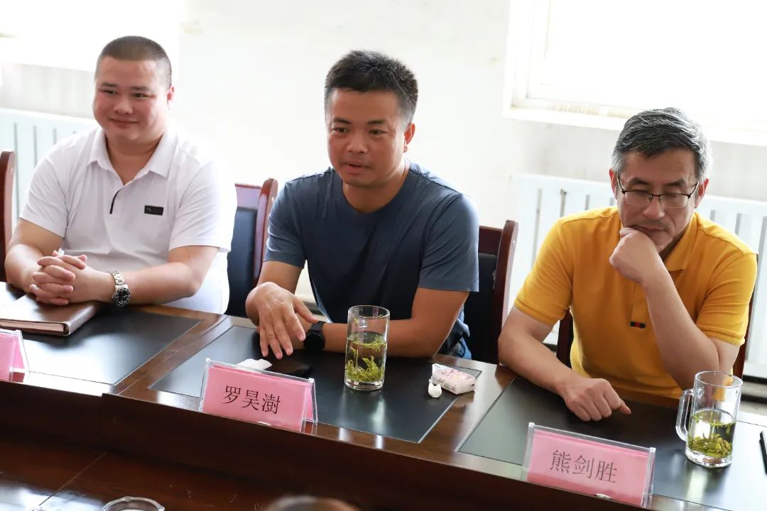 偉杰信生物與中國農(nóng)業(yè)大學(xué)教學(xué)實(shí)驗(yàn)場(chǎng)涿州種豬場(chǎng)戰(zhàn)略合作揭牌儀式